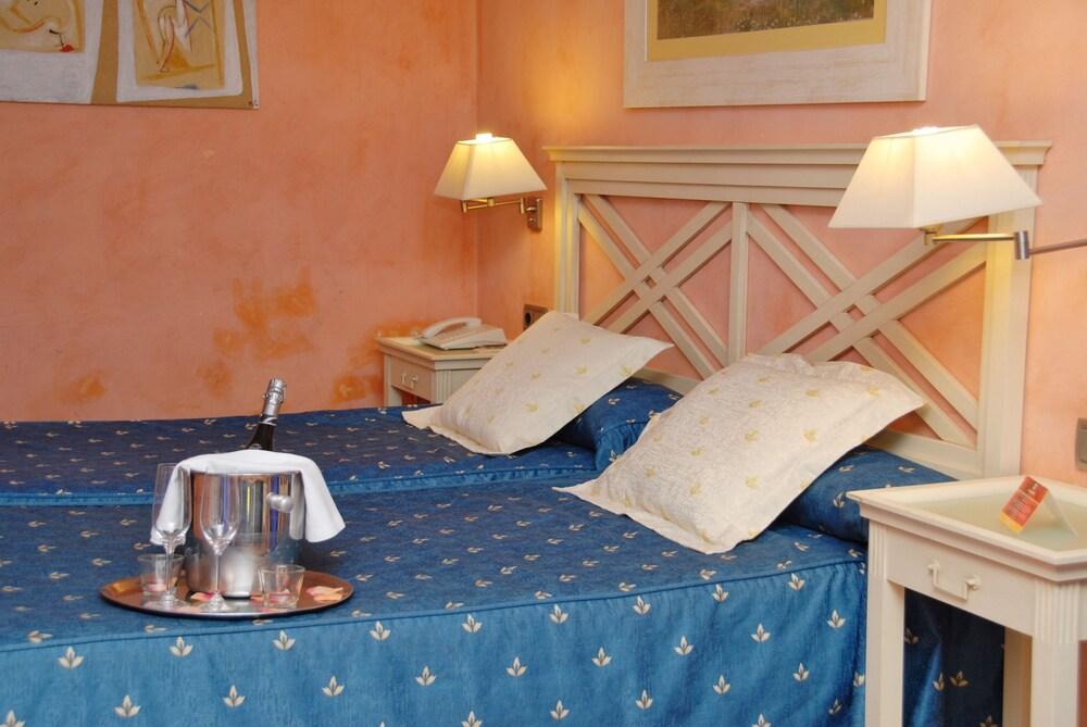 Hotel El Castell Sant Boi de Llobregat Εξωτερικό φωτογραφία